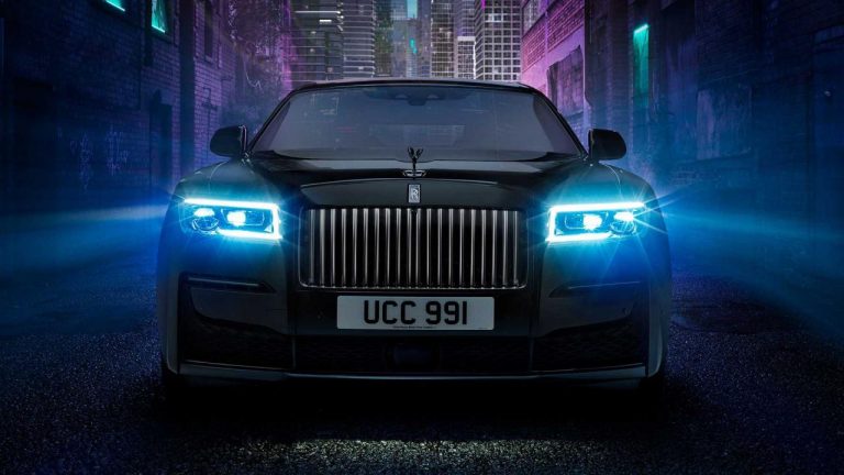 Rolls-Royce Ghost Black Badge tem a pintura preta mais escura do mundo e custa mais de R$ 2 milhões