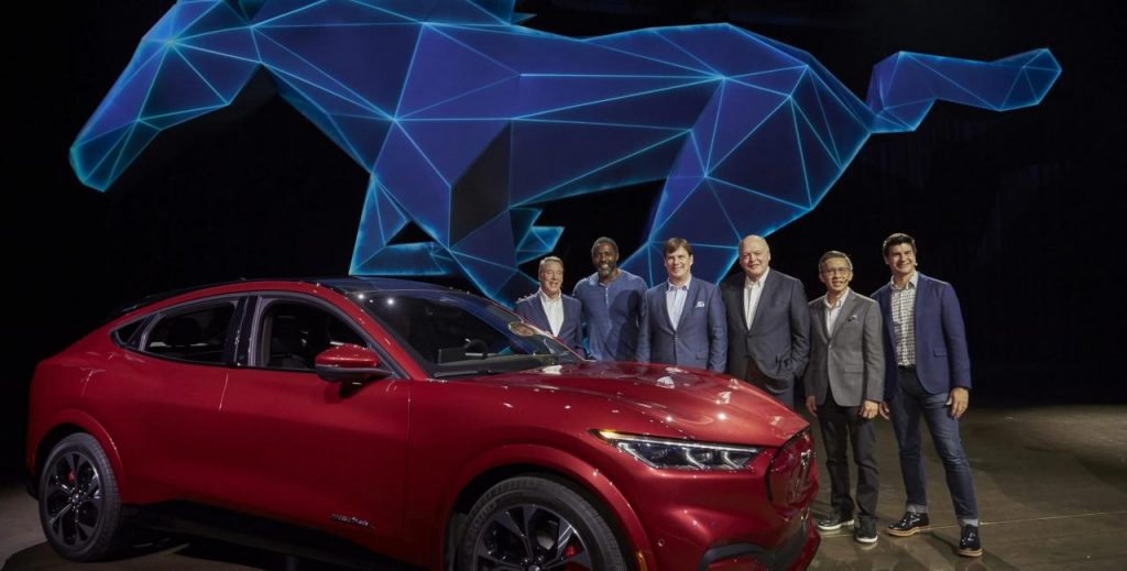 O CEO da Ford elogia Tesla em reunião interna: «Ninguém faz melhor elétricos»